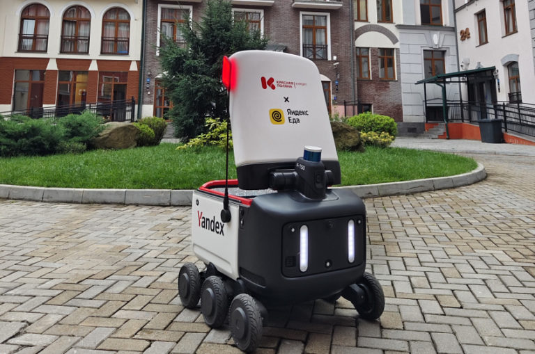 Робот-доставщик привезёт еду клиентам Яндекс Еды